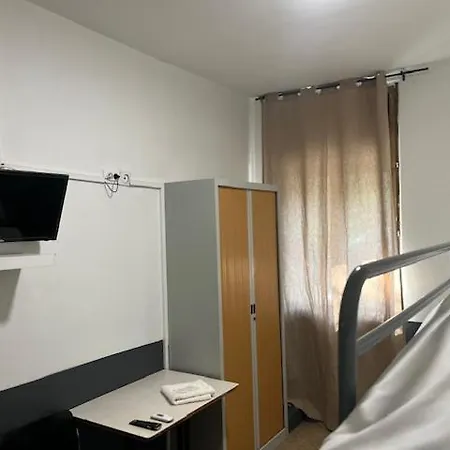Le Renouveau Hotel *